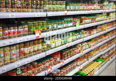 Kaliningrad, Russland - 18. November 2020: Gemüsekonserven in Regalen des lokalen russischen Supermarkts. Stockfoto