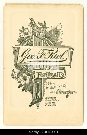 Rückseite der originalen Kabinettkarte um 1895, aus den Fotostudios von Geo. F. Riel, W. Madison St. Chicago, USA um 1895 Stockfoto