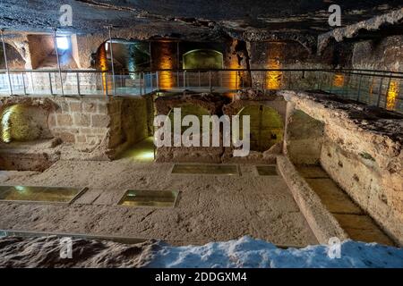 Mardin,Dara, TÜRKEI- 25. September 2018 ;Dara ist eine historische antike Stadt an der Mardin. Der 3-stöckige Galeriefriedhof in der antiken Stadt o Stockfoto