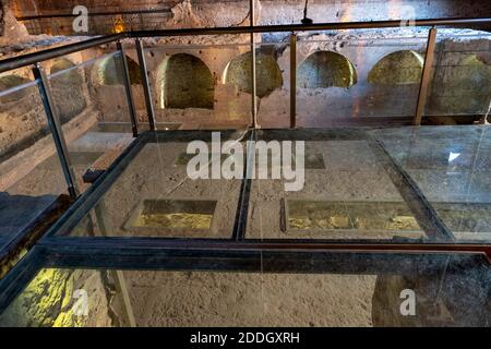 Mardin,Dara, TÜRKEI- 25. September 2018 ;Dara ist eine historische antike Stadt an der Mardin. Der 3-stöckige Galeriefriedhof in der antiken Stadt o Stockfoto