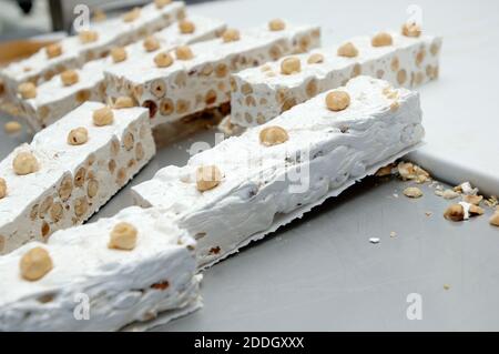 Handwerkliche weiche Nougat Fabrik von Tonara in der Region Sardinien Aus Italien mit Mandeln und Walnüssen Stockfoto