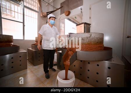 (201125) -- SHAXIAN, 25. November 2020 (Xinhua) -- EIN Arbeiter produziert Erdnusssauce im Shaxian Snacks Industrial Park in Sanming City, südöstlich von Fujian Provinz, 18. November 2020. Nudeln in Knochensuppe mit Erdnussbutter gekocht, und Wontons gefüllt mit saftigem Fleisch in einer brutzelnden Suppe - das sind die Shaxian Köstlichkeiten, die über die Straßen von China gefegt haben. Shaxian Delikatessen, die ihren Ursprung im Shaxian Bezirk in der Provinz Fujian haben, sind in China in den letzten Jahrzehnten bekannt geworden. Derzeit sind neben der Anwendung von automatischen Maschinen auch Halbzeuge di Stockfoto