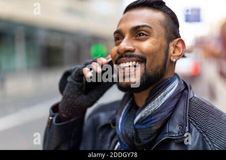 Hübscher junger Mann mit Handy auf der Straße Stockfoto