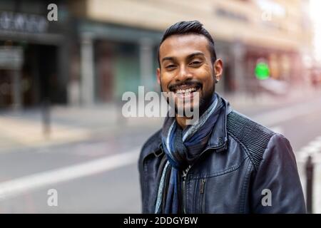 Porträt eines hübschen jungen Mannes auf der Straße der Stadt Stockfoto