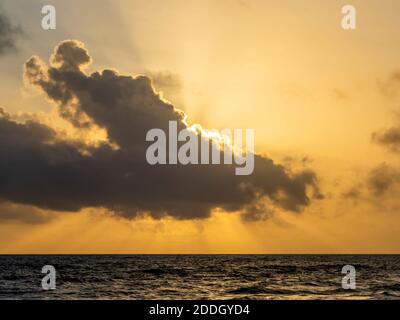 Gott strahlt von der Sonne hinter Wolken über dem Golf von Mexiko von Sanibel Island Florida in den Vereinigten Staaten Stockfoto