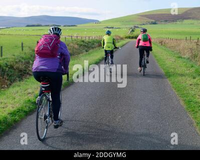 Radfahren auf ruhigen Orkney Mainland Straßen Stockfoto