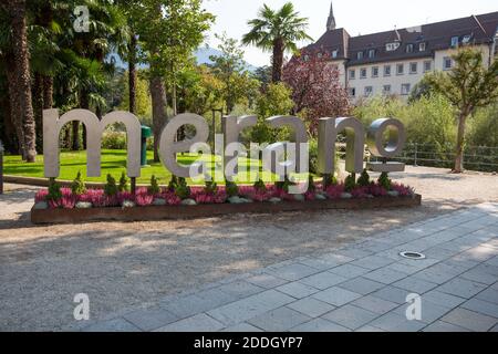 MERAN, ITALIEN, 13. SEPTEMBER 2020 - die Inschrift "Merano" in der Stadt Meran, Provinz Bozen, Südtirol, Italien. Stockfoto