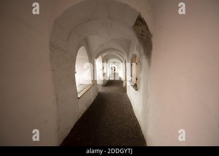 GLURNS, ITALIEN, 11. SEPTEMBER 2020 - die typischen niedrigen Arkaden der Stadt Glurns, Provinz Bozen, Südtirol, Italien Stockfoto