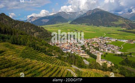 Luftaufnahme des historischen Zentrums von Burgusio, Mals und der Fürstenburg, Vinschgau, Südtirol, Italien Stockfoto