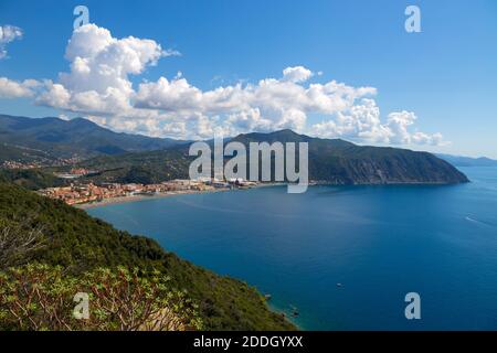 Luftaufnahme des Strandes von Riva Trigoso, Ligurische riviera, Provinz Genua, Italien. Stockfoto