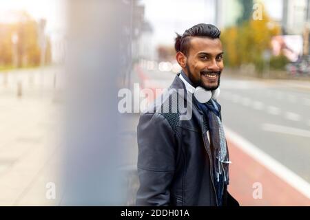 Porträt eines hübschen jungen Mannes auf der Straße der Stadt Stockfoto