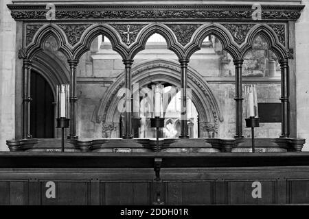 Bildschirm hinter geschnitzte Chorgestühl in Southwell Minster in Nottinghamshire Stockfoto