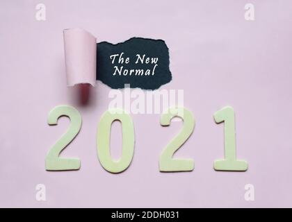 Das neue normale Wort auf zerrissenem Papier mit Jahr 2021 Hintergrund. Happy New Year Konzept Stockfoto