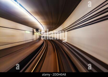 Kopenhagen, Dänemark. Fahren mit der U-Bahn in Kopenhagen, Dänemark mit Bewegung verschwommen U-Bahn-Linien im Tunnel. Abstrakt mit verschwommenen geschwungenen Linien Stockfoto