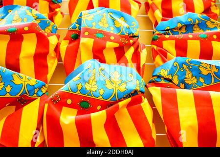 Nahaufnahme der valencianischen Flaggen auf einer Straße in Valencia, Spanien Stockfoto