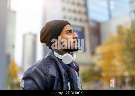 Porträt eines hübschen jungen Mannes auf der Straße der Stadt Stockfoto