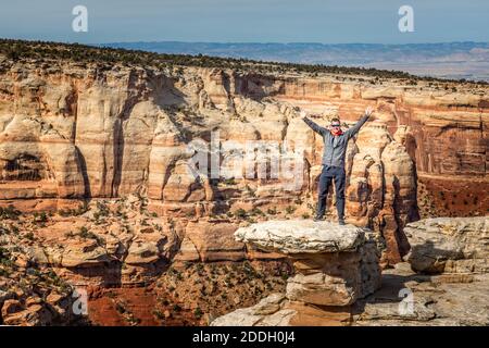 Mann auf einem Felsen am Cold Shivers Overlook, Colorado Stockfoto