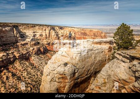 Mann auf einem Felsen am Cold Shivers Overlook, Colorado Stockfoto