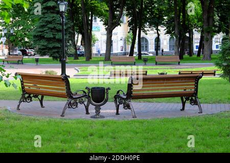 Die leeren Bänke auf der städtischen Gasse in Tschernihiw. Stockfoto