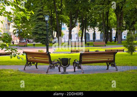 Die leeren Bänke auf der städtischen Gasse in Tschernihiw. Stockfoto