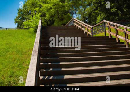 Alte Holztreppe im Stadtpark von Chernigov. Weg nach oben. Stockfoto