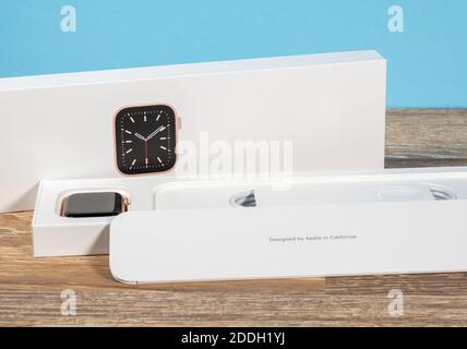 Morgantown, WV - 24. November 2020: Apple Uhr der Serie sechs im Warenkorb mit goldenem Armband vor der Produktverpackung Stockfoto