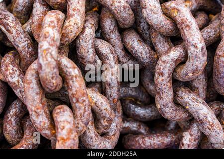 Eine Nahaufnahme von rostigen, alten Ketten, die sich verschlungen haben Stockfoto