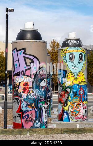 Giant Spray Cans als Street Art Installation in Christchurch, Neuseeland. Stockfoto