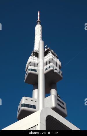 Zizkov Fernsehturm gegen den blauen Himmel. Stockfoto