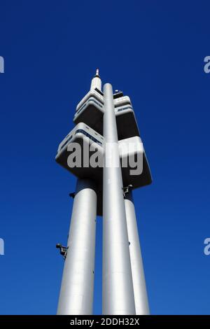 Zizkov Fernsehturm gegen den blauen Himmel. Stockfoto