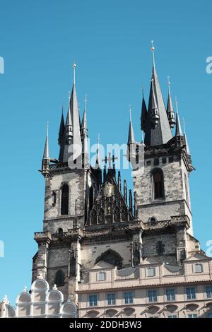 Tempel der Jungfrau Maria in Prag. Türme der Tyn Kirche. Stockfoto