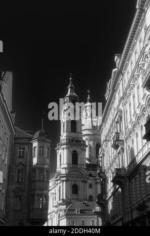 Blick auf die alte Turmuhr auf der Prager Straße. Monochrom. Stockfoto