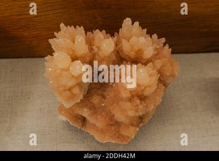 Calcit, Karbonatmineral, stabilstes Polymorph von Calciumcarbonat (CaCO3) Stockfoto