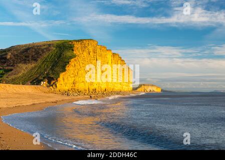 West Bay, Dorset, Großbritannien. November 2020. Die berühmten Sandsteinklippen leuchten golden orange in der späten Nachmittag Herbstsonne im Badeort West Bay in Dorset. Bild: Graham Hunt/Alamy Live News Stockfoto