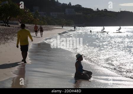 Mann, der auf dem großen anse Strand grenada windwärts Inseln westlich läuft indies Stockfoto