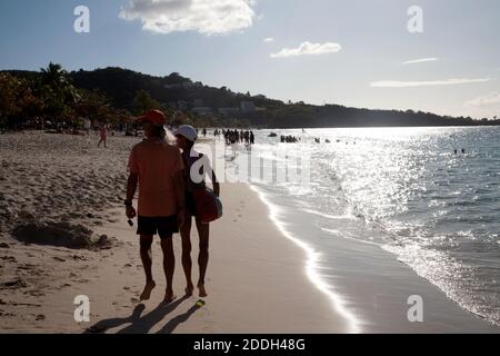 Paar zu Fuß auf dem großen anse Strand grenada windward Inseln Westen indies Stockfoto