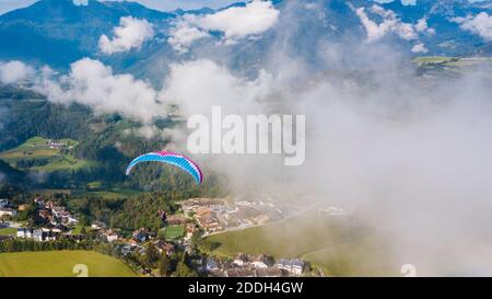 Paragliding durch die Wolken. Wunderschöne Landschaft. Extremsport. Blick von oben. Stockfoto