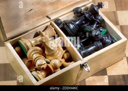 Alte Holzkiste mit Schachfiguren aus Holz. Stockfoto