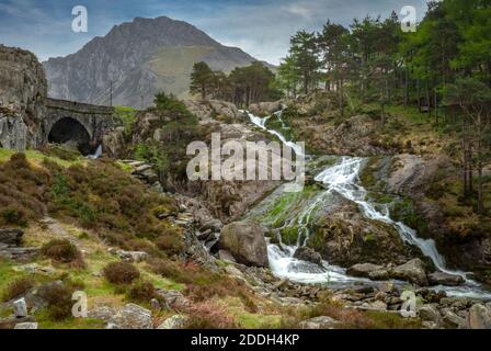 Der Ogwen River stürzt sich in die Gletscherlandschaft der Ogwen Falls Auf der Reise von Llyn Ogwen in den Nant Ffrancon Tal in Snowdonia National pa Stockfoto