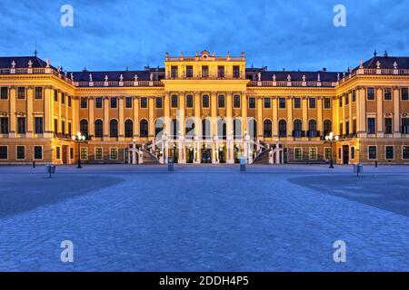 Nacht Szene des berühmten Schloss Schönbrunn (die Sommerresidenz der Habsburger) in Wien, Österreich. Stockfoto