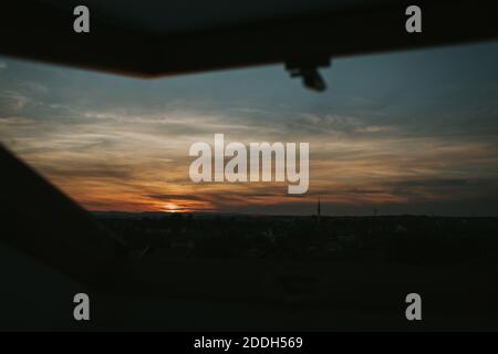 Ein Blick auf die Abendstadt vom geöffneten Fenster Stockfoto