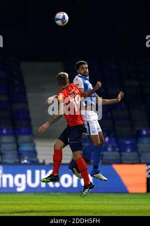 James Collins von Luton Town (links) und Jake Clarke-Salter von Birmingham City kämpfen während des Sky Bet Championship-Spiels in der Kenilworth Road, Luton, um den Ball. Stockfoto