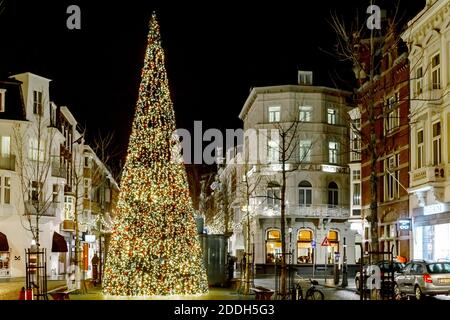 Maastricht, NIEDERLANDE - 25. Dezember 2019: Weihnachtsbaum mit Lichtern auf dem zentralen Platz geschmückt. Nacht Stadt an Weihnachten und Silvester Stockfoto