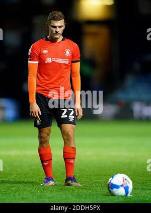 Die Kiernan Dewsbury Hall Von Luton Town Feiert Das Erste Tor Seiner die-kiernan-dewsbury-hall-von-luton-town-feiert-das-erste-tor-seiner
