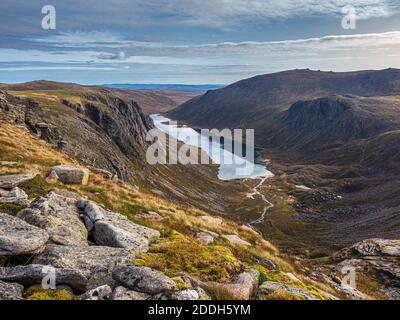 Blick über den abgelegenen und wilden Loch Avon tief im Cairngorm National Park, Schottland Stockfoto