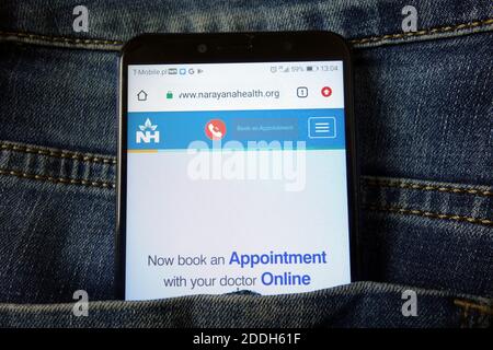 KONSKIE, POLEN - 21. Dezember 2019: Narayana Health Website auf dem Handy angezeigt Stockfoto