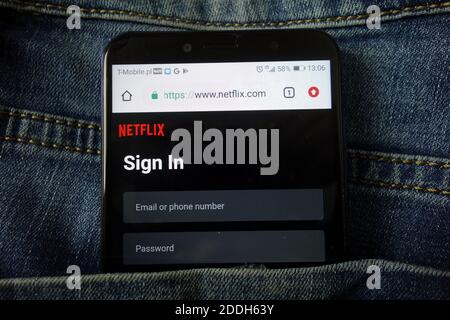 KONSKIE, POLEN - 21. Dezember 2019: Netflix-Website auf dem Handy angezeigt Stockfoto