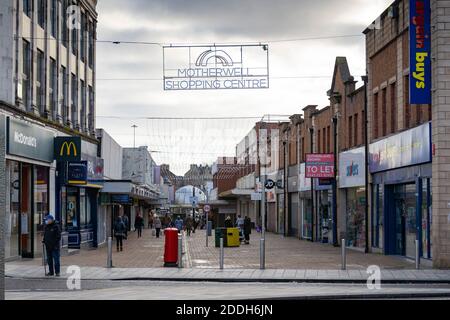 Motherwell, Schottland, Großbritannien. 25. November 2020. Motherwell Shopping Centre in North Lanarkshire, sehr ruhig während der schweren Stufe 4 Sperre durch die schottische Regierung auferlegt. Geschäfte, Bars, Restaurants und Geschäfte sind geschlossen. Ein Großteil der zentralen Regionen Schottlands steht unter der höchsten Sperrstufe. Kredit. Iain Masterton Stockfoto