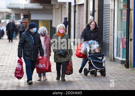 Motherwell, Schottland, Großbritannien. 25. November 2020. Motherwell Shopping Centre in North Lanarkshire, sehr ruhig während der schweren Stufe 4 Sperre durch die schottische Regierung auferlegt. Geschäfte, Bars, Restaurants und Geschäfte sind geschlossen. Ein Großteil der zentralen Regionen Schottlands steht unter der höchsten Sperrstufe. Kredit. Iain Masterton Stockfoto