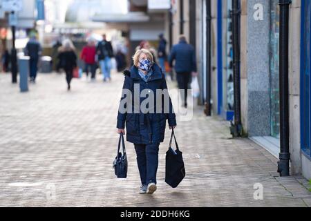 Motherwell, Schottland, Großbritannien. 25. November 2020. Motherwell Shopping Centre in North Lanarkshire, sehr ruhig während der schweren Stufe 4 Sperre durch die schottische Regierung auferlegt. Geschäfte, Bars, Restaurants und Geschäfte sind geschlossen. Ein Großteil der zentralen Regionen Schottlands steht unter der höchsten Sperrstufe. Kredit. Iain Masterton Stockfoto